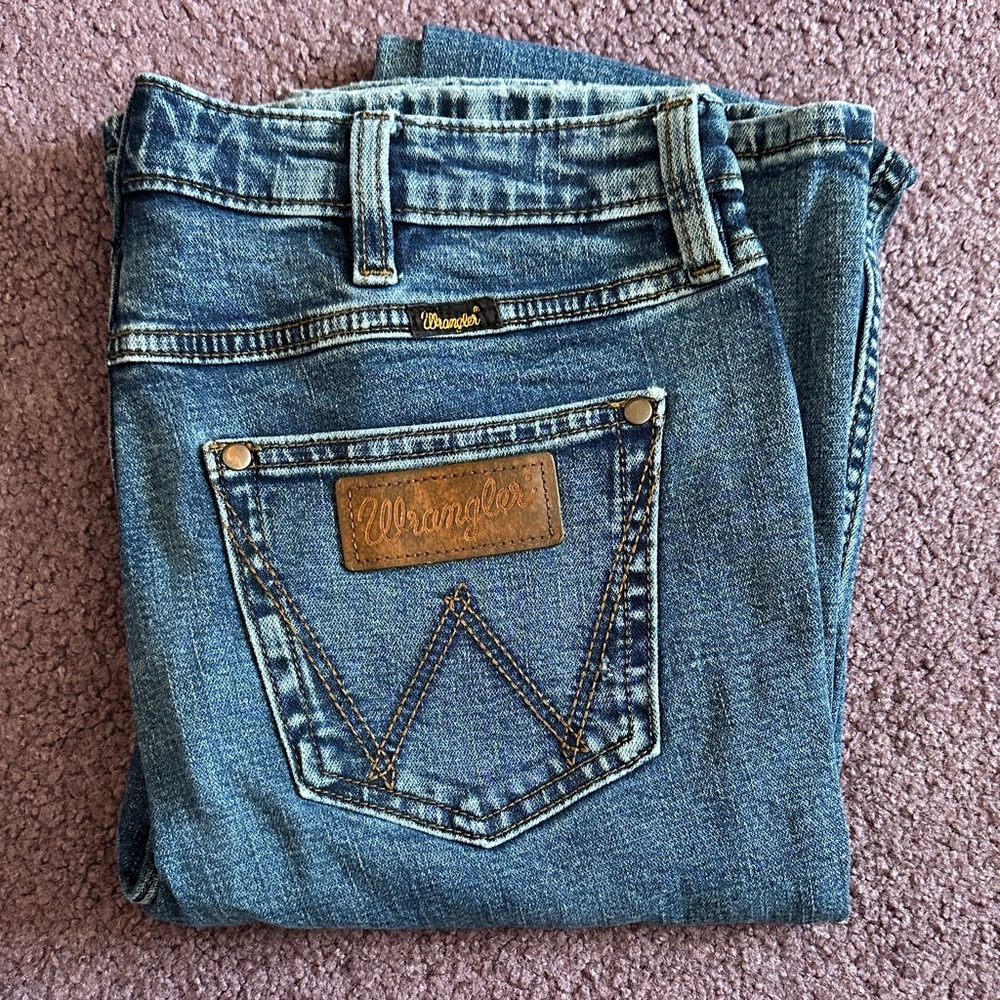Women’s Wrangler Classic Blue Jeans with Leather Patch, High Rise Slim Bootcut